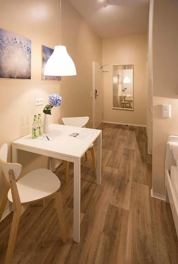 Guesthouse Koehn51, Zentral Gelegene, Stilvoll Eingerichtete Zimmer Mit Eigener Teekueche Nuremberg 0*,