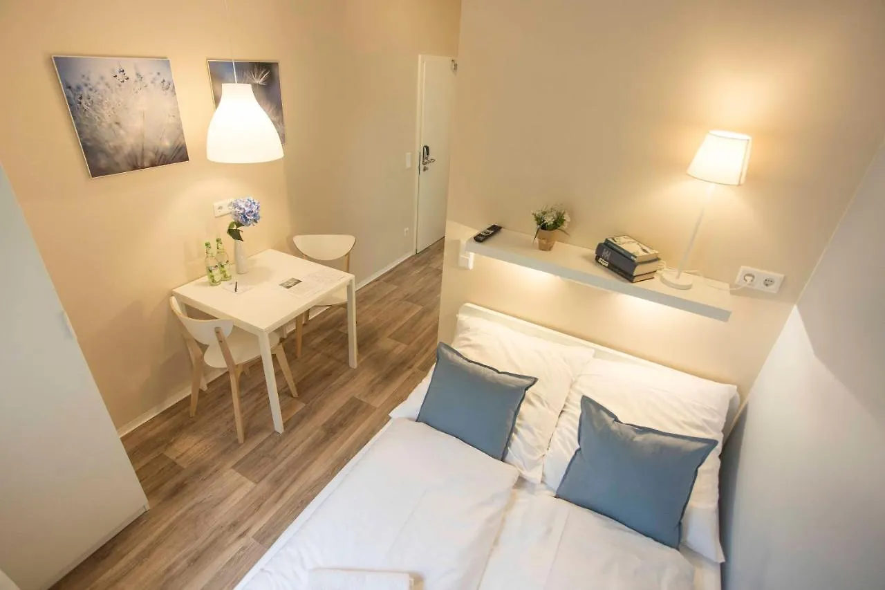 Guesthouse Koehn51, Zentral Gelegene, Stilvoll Eingerichtete Zimmer Mit Eigener Teekueche Nuremberg