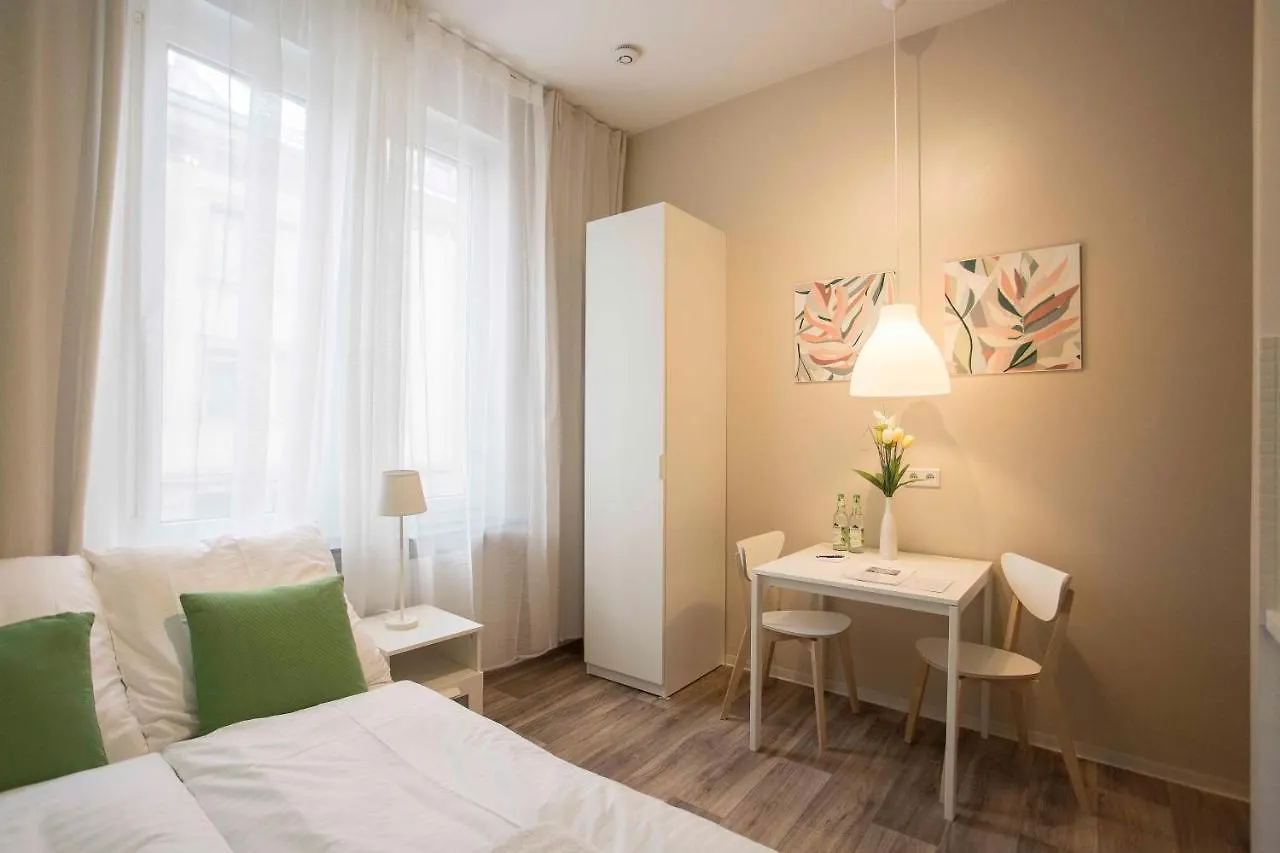 Guesthouse Koehn51, Zentral Gelegene, Stilvoll Eingerichtete Zimmer Mit Eigener Teekueche Нюрнберг 0*,