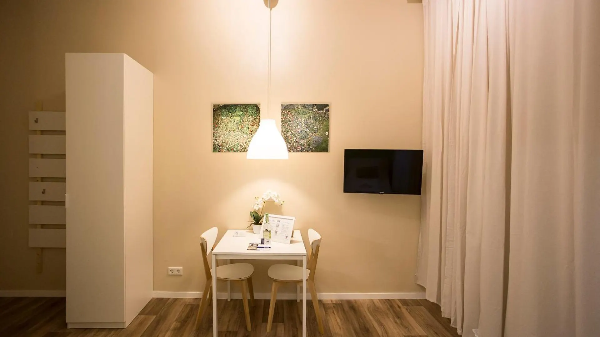 Guesthouse Koehn51, Zentral Gelegene, Stilvoll Eingerichtete Zimmer Mit Eigener Teekueche Nuremberg 0*,  Germany